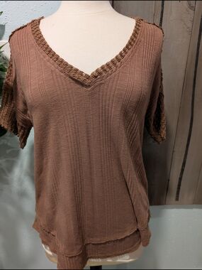 BKE Buckle Relaxed V‑Neck Short Sleeve Tee in Brown